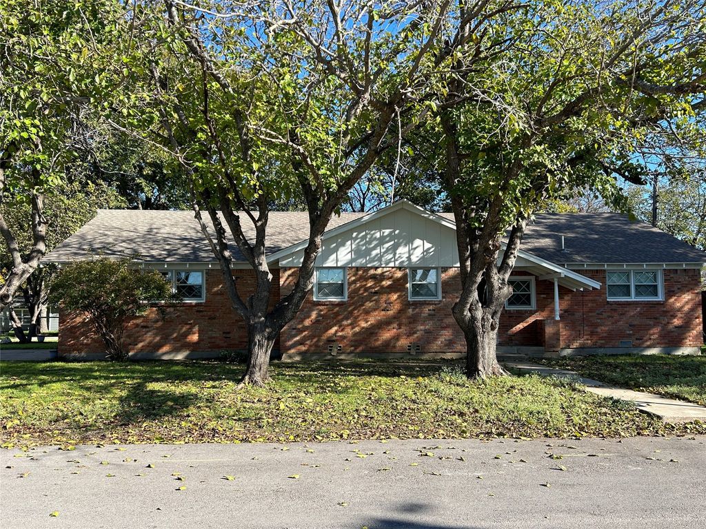 1105 S 1st Avenue, Grandview, TX 76050