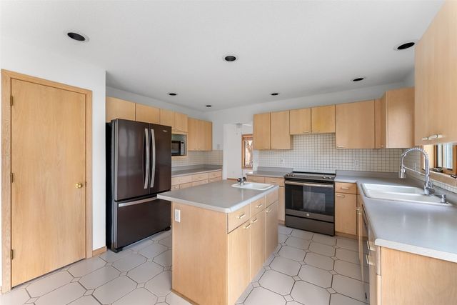 24 Samuel Drive, Iowa City, IA 52245
