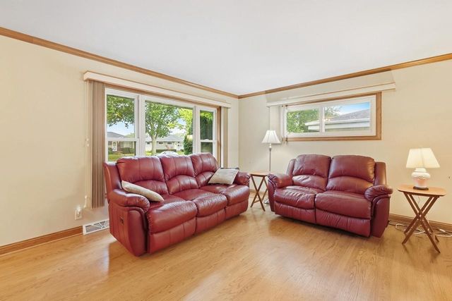 6665 S 20th STREET, Oak Creek, WI 53154
