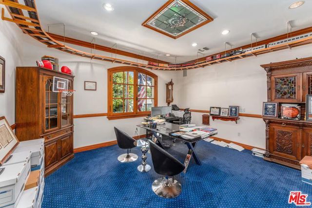 8752 Holloway Drive, West Hollywood, CA 90069