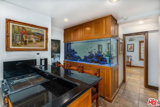 8752 Holloway Drive, West Hollywood, CA 90069