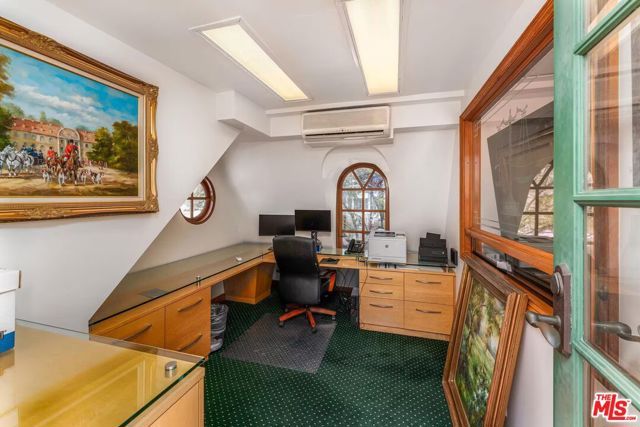 8752 Holloway Drive, West Hollywood, CA 90069