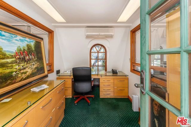 8752 Holloway Drive, West Hollywood, CA 90069