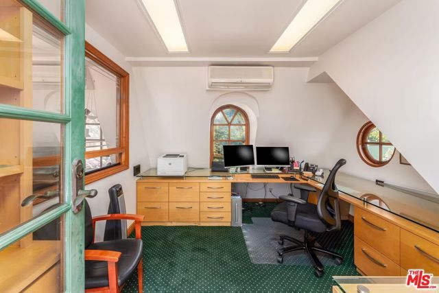 8752 Holloway Drive, West Hollywood, CA 90069