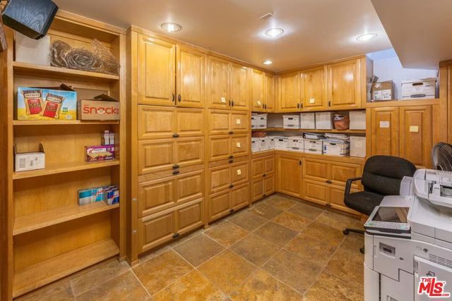 8752 Holloway Drive, West Hollywood, CA 90069