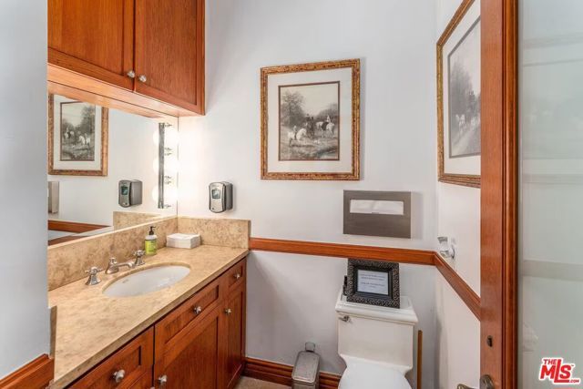 8752 Holloway Drive, West Hollywood, CA 90069