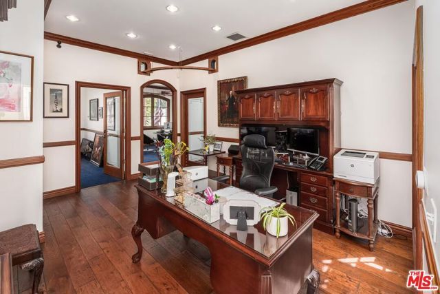 8752 Holloway Drive, West Hollywood, CA 90069