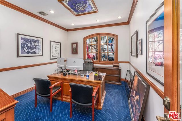 8752 Holloway Drive, West Hollywood, CA 90069