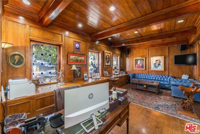 8752 Holloway Drive, West Hollywood, CA 90069