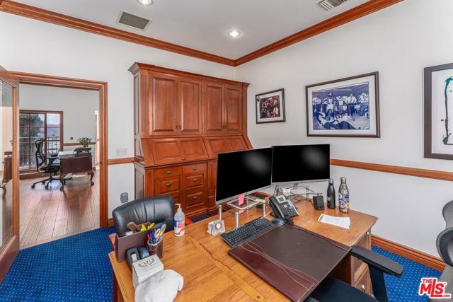 8752 Holloway Drive, West Hollywood, CA 90069