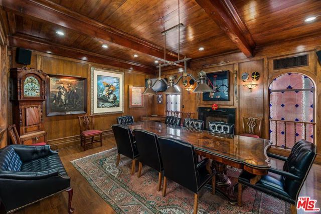 8752 Holloway Drive, West Hollywood, CA 90069