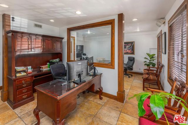 8752 Holloway Drive, West Hollywood, CA 90069