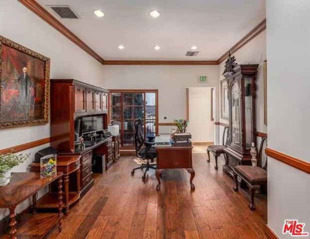 8752 Holloway Drive, West Hollywood, CA 90069