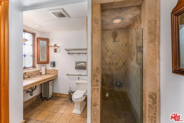 8752 Holloway Drive, West Hollywood, CA 90069