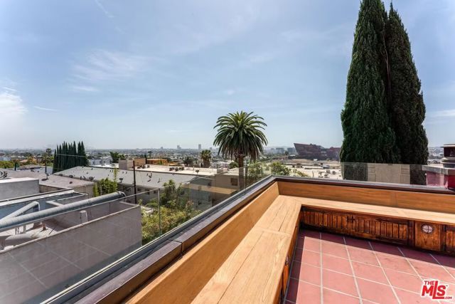 8752 Holloway Drive, West Hollywood, CA 90069