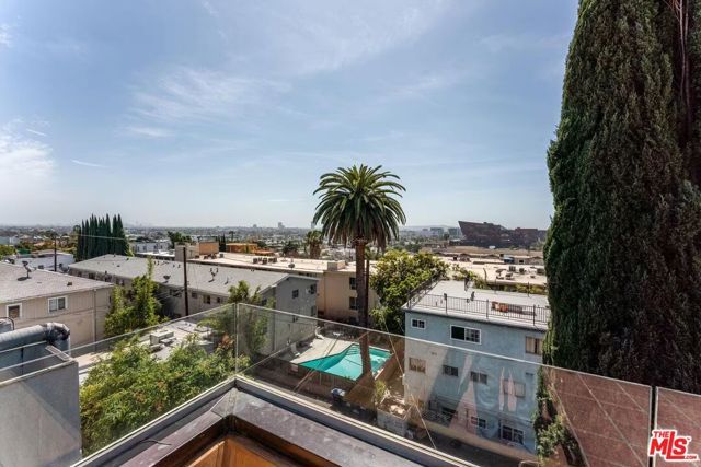 8752 Holloway Drive, West Hollywood, CA 90069