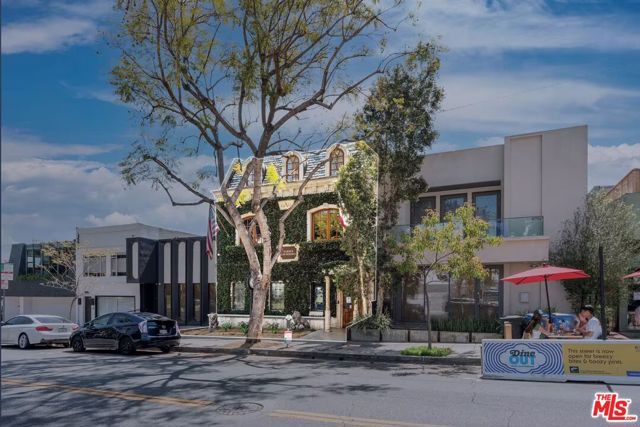 8752 Holloway Drive, West Hollywood, CA 90069