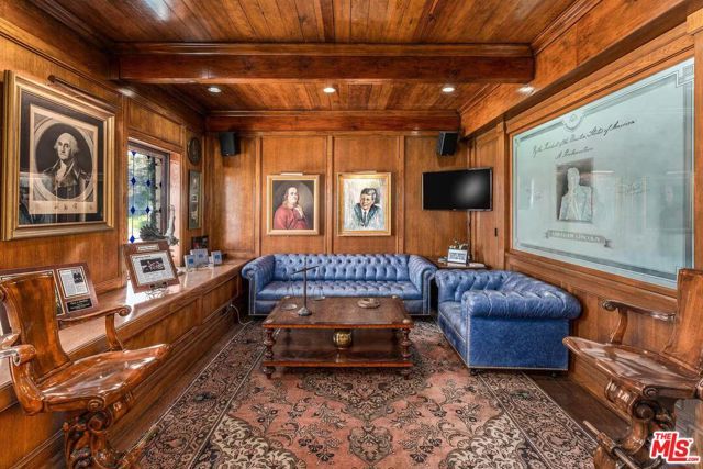 8752 Holloway Drive, West Hollywood, CA 90069