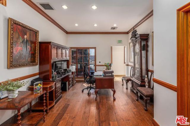 8752 Holloway Drive, West Hollywood, CA 90069