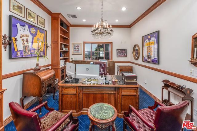 8752 Holloway Drive, West Hollywood, CA 90069