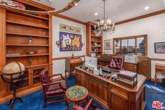 8752 Holloway Drive, West Hollywood, CA 90069