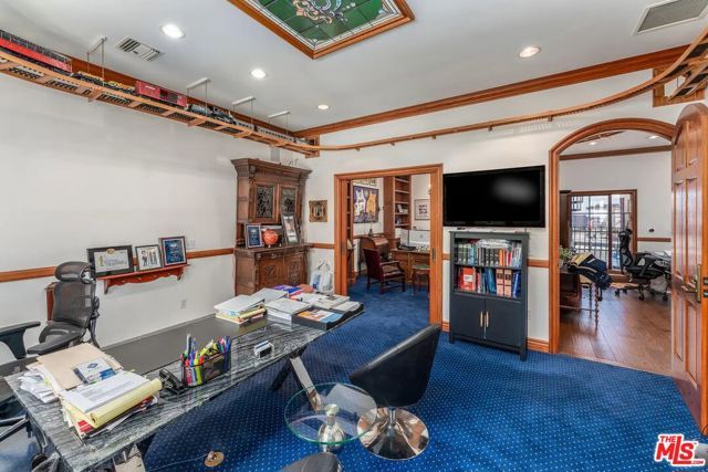 8752 Holloway Drive, West Hollywood, CA 90069