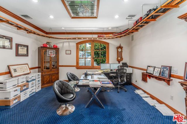 8752 Holloway Drive, West Hollywood, CA 90069