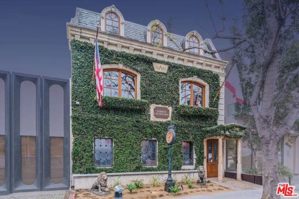 8752 Holloway Drive, West Hollywood, CA 90069