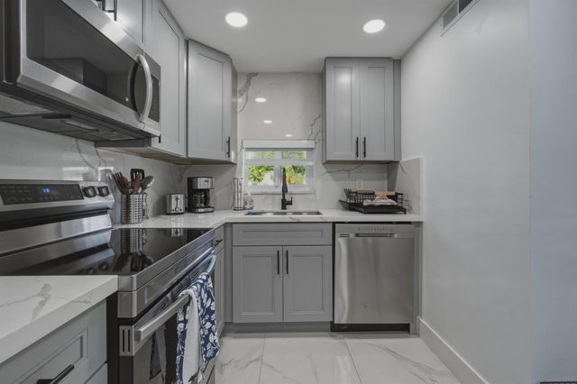 9823 S Hollybrook Lake Drive 104, Pembroke Pines, FL 33025