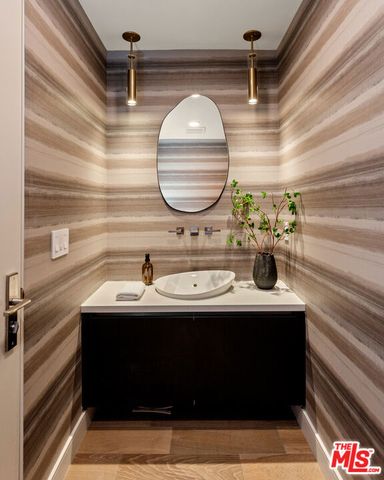 505 S Barrington Avenue 108, Los Angeles, CA 90049