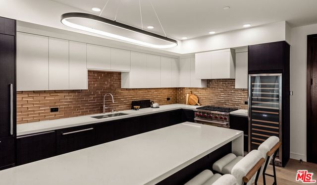 505 S Barrington Avenue 108, Los Angeles, CA 90049