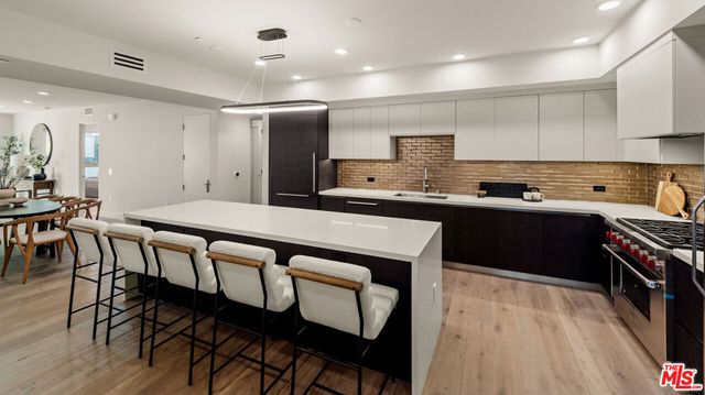 505 S Barrington Avenue 108, Los Angeles, CA 90049