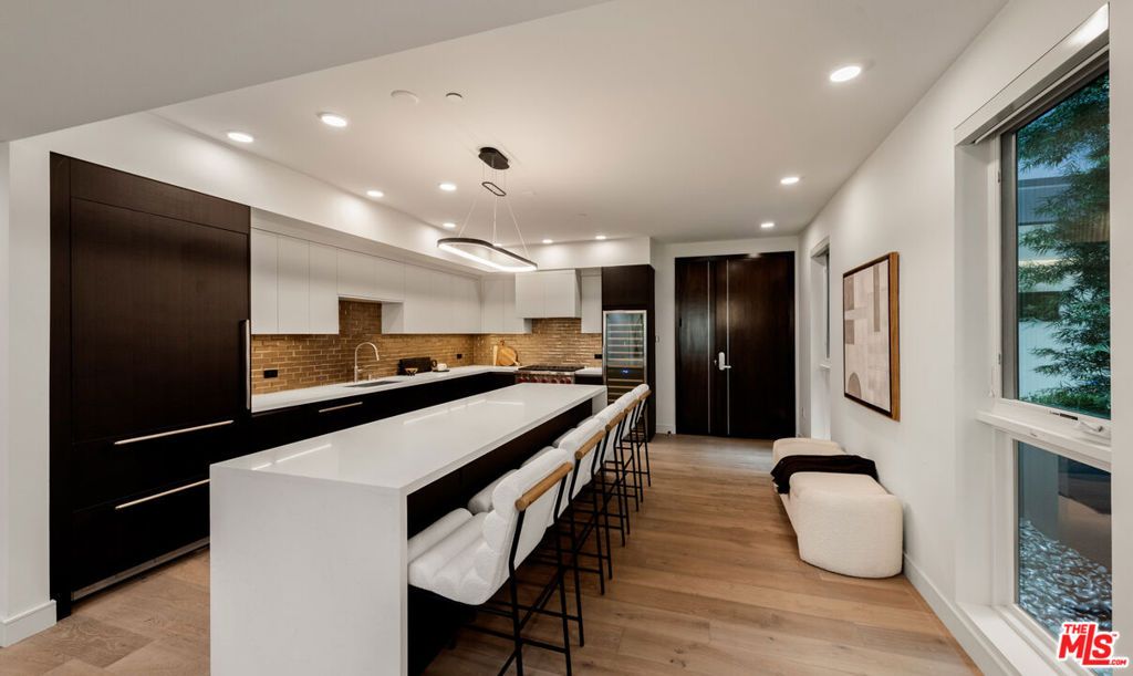 505 S Barrington Avenue 108, Los Angeles, CA 90049