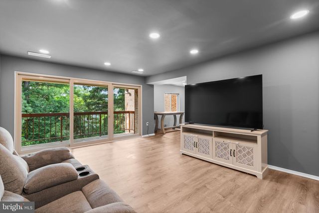 18802 WALKERS CHOICE RD #4, Montgomery Village, MD 20886