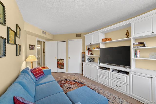 25 Rockledge Avenue 403, White Plains, NY 10601