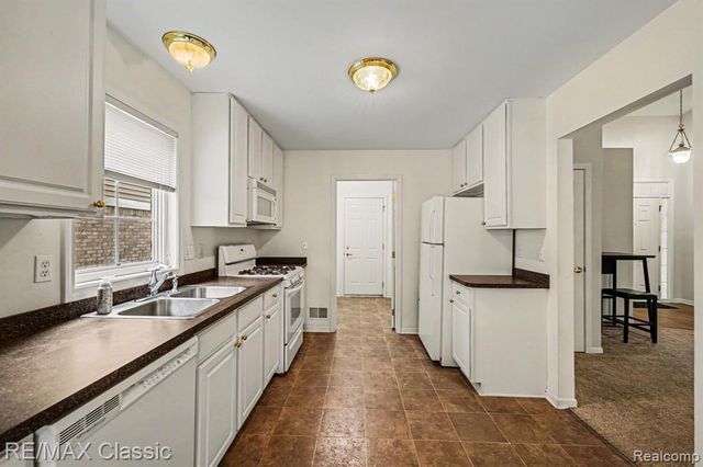 15664 Hunter Grove, Livonia, MI 48154