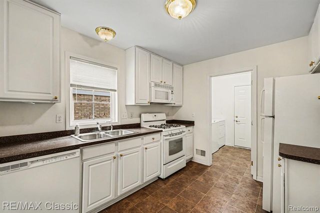 15664 Hunter Grove, Livonia, MI 48154