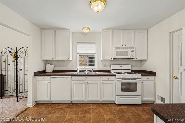 15664 Hunter Grove, Livonia, MI 48154