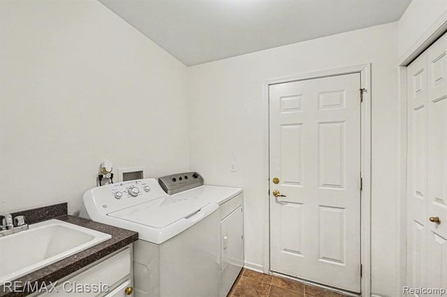 15664 Hunter Grove, Livonia, MI 48154