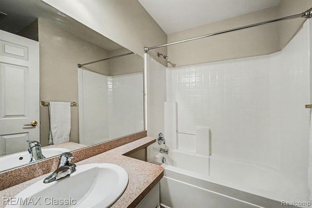 15664 Hunter Grove, Livonia, MI 48154