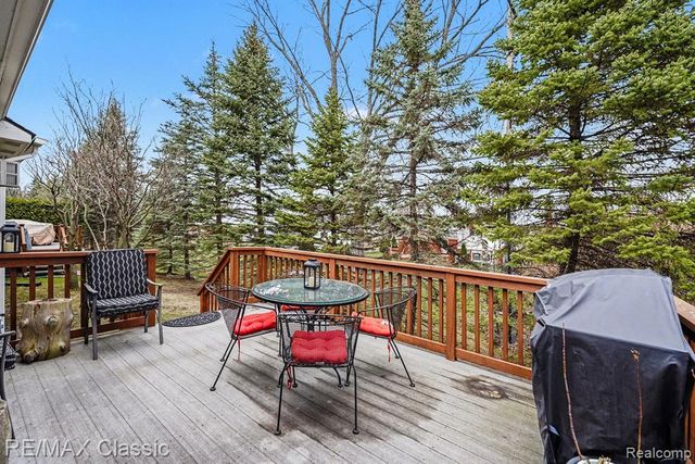 15664 Hunter Grove, Livonia, MI 48154