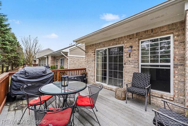 15664 Hunter Grove, Livonia, MI 48154