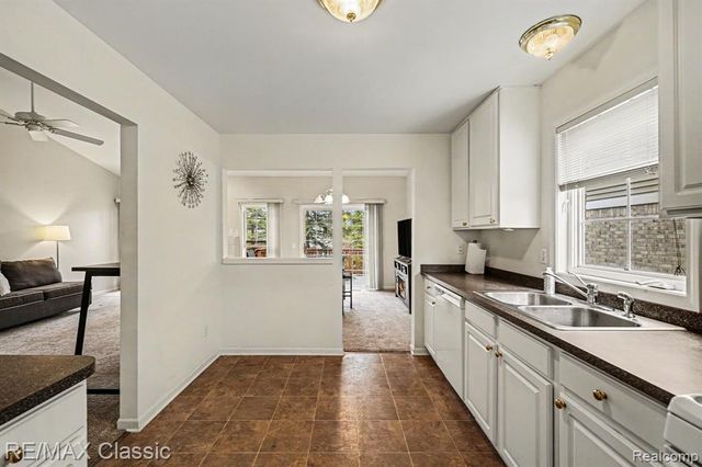 15664 Hunter Grove, Livonia, MI 48154