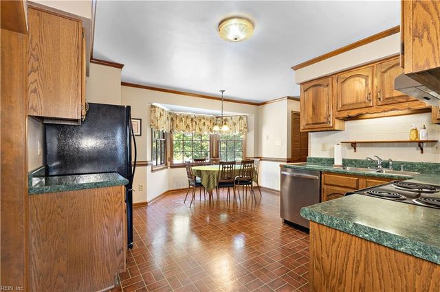3 Sol Thorpe LN, Chesapeake, VA 23325