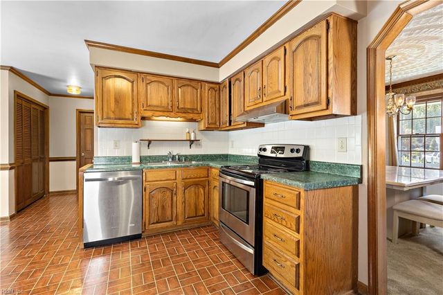 3 Sol Thorpe LN, Chesapeake, VA 23325