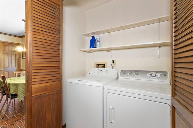 3 Sol Thorpe LN, Chesapeake, VA 23325