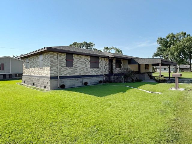 555 St Philip St, Raceland, LA 70394