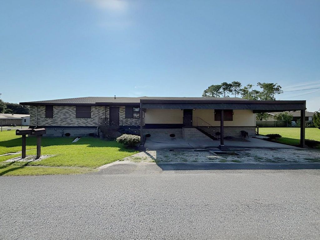 555 St Philip St, Raceland, LA 70394