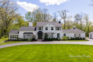2740 Lake Drive Se, East Grand Rapids, MI 49506