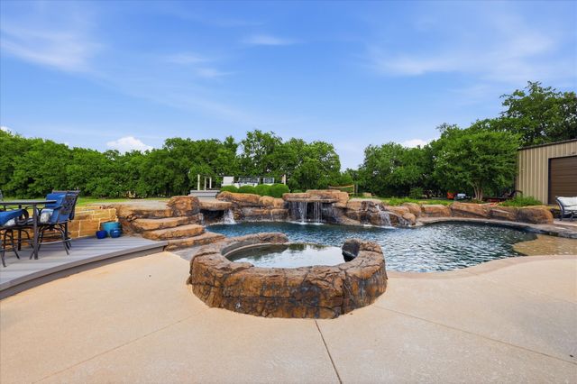 7000 Hunnington Drive, Sanger, TX 76266